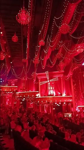 Atmosphäre mit Rotlicht | Musical Dome in Köln | Moulin Rouge - Das Musical