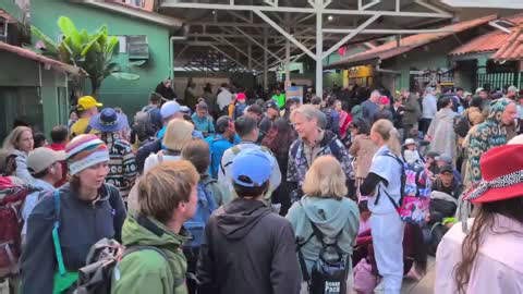 Peru: Train crash leaves passengers stranded at Aguas Calientes station