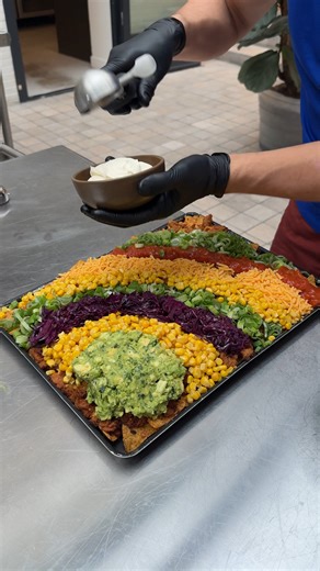 St. Patrick's Day Rainbow Nachos! Pot o’ gold party platter 🌈☘️ | Chefclub Network