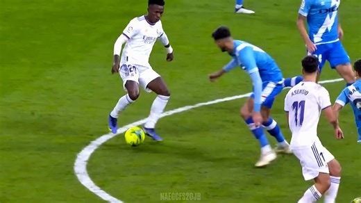 Hay gente a la que le gusta el fútbol, lleva décadas viéndolo y practicándolo y aún así dicen que Mbappe es más técnico que Vinicius porque les jode horrores haberse equivocado cuando crucificaron al brasileño con 18 años y no fueron capaces de ver la bestia que se intuía 🥀