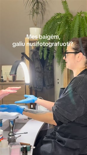 😜 Kai dizainas „nuplaukia“ nuo pradinės idėjos – žinok, tai kūrybinis procesas, ne klaida! Čia mes taip vadinam – įkvėpimas iš niekur 💅✨ O kad viskas žvilgėtų dar įspūdingiau – naudota JOIA Cat Eye bazė 🔮💖 #manikiuras #joia #cateye #nailinspiration #kurybiskumas #gelnails #nailart #blizgu #groziostudija #viktorijastudija | Viktorija Grožio Studija