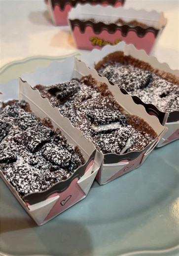 レンジで作るオレオブラウニー🤎 . 5個くらい作れるよ。 ・板チョコ 1枚（50g） ・無塩バター 30g ・ホケミ 50g ・牛乳 50ml ・オレオやココアクッキー 適量 ・粉砂糖 お好みで 500W1分30秒加熱したから、半回転させて30秒〜40秒加熱してね。 . #オレオ#oreo#バレンタインレシピ#簡単レシピ