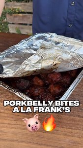 Pork Belly Bites a la Franks 😎 Esta receta es la ideal para lucirte en tu reunion, primero vas a necesitar una pieza de porkbelly o panceta cerdo, lo vas a cortar en cubitos de 1 pulgada aproximadamente Este lo vamos a sazonar con un rub casero hecho con 3 cucharadas de sal, 3 de pimienta, 2 de ajo en polvo y 2 de paprika, mezcla muy bien para que se incorporen los sabores Ahora puedes usar mostaza para que se les pegue el sazon a tus cubitos y te recomiendo usar una rejilla para manipularlos f