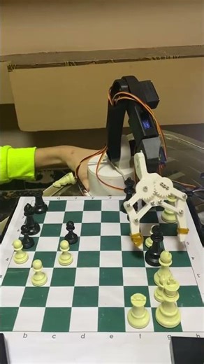 This Robot Can Actually Play Chess 🤖♟️