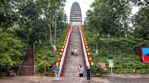 Deze trap in China lijkt makkelijk, maar wordt steeds zwaarder