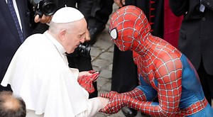 Spider-Man 'aparece' en el Vaticano y saluda al papa Francisco
