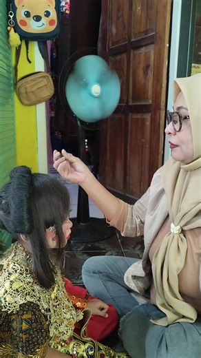 Pernikahan dengan Nyanyian Gees dan Cerita Boneka