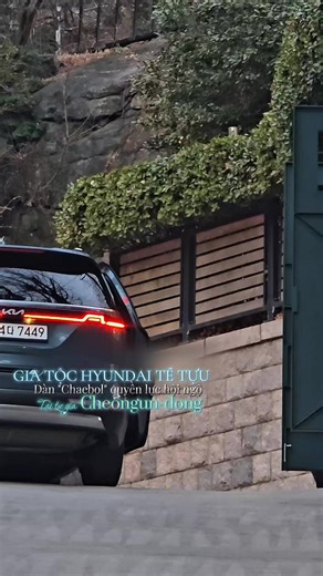 Khoảnh khắc hiếm hoi toàn bộ những nhân vật quyền lực nhất đế chế Hyundai cùng xuất hiện trong lễ tưởng niệm 25 năm ngày mất cố Chủ tịch Chung Ju-yung. 🏯✨ ​Tâm điểm chú ý đổ dồn vào sự trở lại của cựu phát thanh viên Noh Hyun-jung cùng chồng là Giám đốc Chung Dae-sun sau thời gian dài vắng bóng vì biến cố kinh doanh. Từ Chủ tịch Hyundai Motor Chung Eui-sun đến dàn người thừa kế thế hệ mới, tất cả tạo nên một khung cảnh đẳng cấp đúng chất