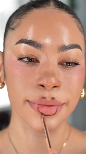 Cori ♡ on Instagram: "Heart shaped lips ✨ . . #makeuptutorial #makeuphacks #makeupideas"