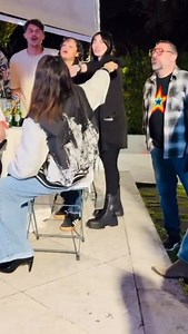 Giorgia, Paola Cortellesi, Laura Pausini… e un karaoke indimenticabile! 🎤🎶🤩 Per i 51 anni di Laura, amici di sempre e grandi artisti si sono uniti in un karaoke collettivo che ha fatto vibrare cuori e note 🎂🥳 Tutti insieme, voce su voce, per celebrare una carriera straordinaria e una donna che ha fatto cantare il mondo🎶💖 #laurapausini #giorgia #paolacortellesi #compleanno #birthday #happybirthday #radio #radior101 #r101 | R101