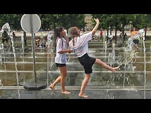 Wet T-shirts, or Girls and a fountain ! / Мокрые майки, или Девушки и фонтан !