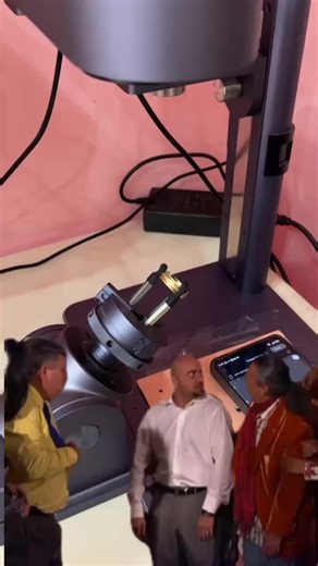 Grabar un anillo de matrimonio puede ser un poco difícil por el tamaño y el diseño de la pieza, pero no es imposible. Siempre hacemos lo posible por lograr un grabado bonito y significativo para que su anillo sea aún más especial ✨💍#anillosdematrimonio💍 #grabadopersonalizado