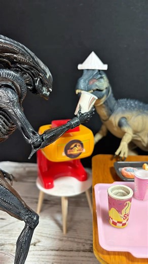 Allo just wanted to make some money 🫩 #stopmotion #meme #predator #alien #starwars #jurassicworld