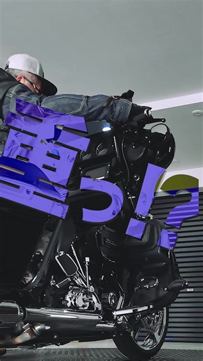 日々、動画のコメント欄で様々なご意見、ご質問をいただきありがとうございます！🏍️今日は「ターンテーブルは自分の足で回す？」というご質問をいただいたので、ターンテーブルの使い方を解説です✨ と言っても、めちゃくちゃ簡単&楽ちん。【フックを外して、足で回すかバイクを押して回す】これだけです！！90度ごとにストッパーもついているので、回り過ぎも防げますし、女性でも楽々バイクを旋回できます🏍️これ、ほんとに便利💡 ぜひ実際にLiving with Motoを見にいらしてください✨ マンションの詳細は下記までお気軽にお問い合わせください。見学のみも可能です！ 株式会社フロンティアエステート 担当)戸田 📞011-522-8977 ———-—-— 🏠和工房Ltd株式会社 📍札幌市西区発寒4条3丁目1-2 📞011-590-0212 #賃貸マンション #バイク #ガレージ #バイク好きと繋がりたい #バイク乗り