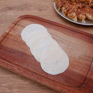 料理の基本！ 餃子の皮の作り方のレシピ動画・作り方 | デリッシュキッチン