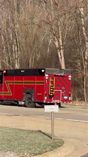 LAFD Engine 1 responding to a fire alarm #lightbar #fireapparatus #firefighter #fireservice #fire