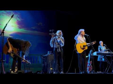 JUSTIN HAYWARD Performs BLUE WORLD Feat Karmen's Beautiful Flute Solos at The Plaza Live 4/19/2025