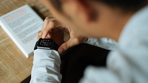 Wie installiert man Smartwatch Apps?