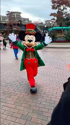 Mickey and Minnie RUN for a HUGE HUG!