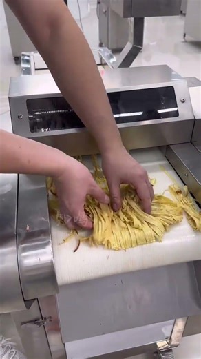 Roller cutting machine, producing uniform thickness and complete thread shape, with efficiency f