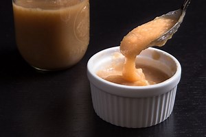 Applesauce - one of the reasons to embrace Autumn 󾀿󾁂 Someone asked us to do a thumbs up, so we did it quite awkwardly 󾌩 RECIPE >> www.pressurecookrecipes.com/instant-pot-applesauce Life's too short for boring food! | Amy Jacky - Pressure Cook Recipes