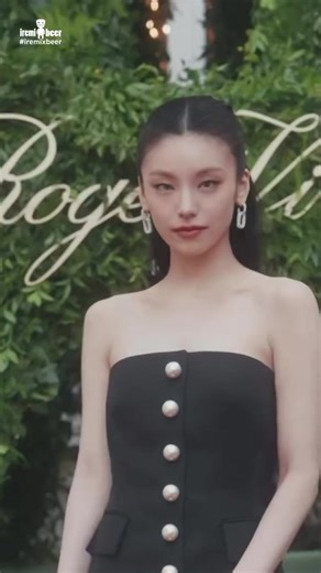 แฟชั่น YEJI ITZY น่าชมในงานแบรนด์โรเจอร์วีเย่