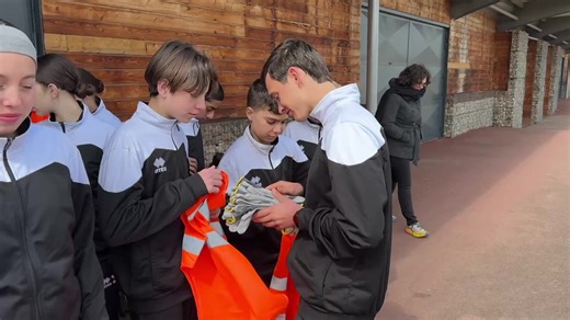 🌱 À Andrézieux-Bouthéon, une trentaine de collégiens engagés dans le dispositif des cadets de la défense ont participé à une action éco-citoyenne sur les bords de Loire.