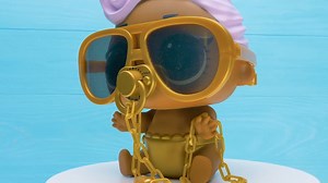 Aquí viene un nuevo miembro del L.O.L. ¡Sorpresa! Familia - Lil D.J. de la serie Ooh La La La Babies! ¿Qué es lo que la hace tan única? Mira la apertura con Slime Sam y su amiga Su para revelar todas las sorpresas. Sam está haciendo una cobertura de todos los pasos, para que no te pierdas nada de nada. Este juego te permitirá usar accesorios como una muñeca LOL Surprise! - son tan modernos y vienen con muchas sorpresas. Hay algo de maquillaje con estilo y también accesorios, además de una funda 