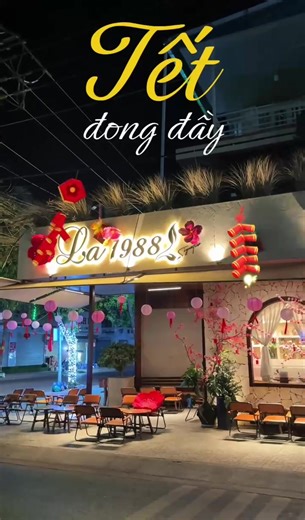 Tết đến thật gần… La 1988 CN1- khoác lên mình sắc Xuân dịu dàng với gam hồng dễ thương, mai đào rực rỡ và không khí Tết cổ truyền quen mà thương 🌿🧧 Chỉ cần ghé quán, gọi một ly nước ấm tay. #la1988coffeeandmilktea #tet #decor #xuhuong #viralvideo ngồi lại chút thôi là đã thấy Tết về rất gần… ✨ Xuân nhẹ nhàng – Tết an yên 📍La 1988 CN1- 04 Thống Nhất,Đức Trọng, Lâm Đồng