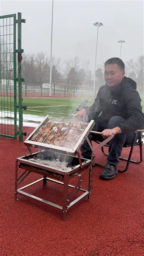European friends all use revolving grills when having barbecues, it’s really great #bbq #flipgrill #BlazeForF1 #wholesale #hotstyle