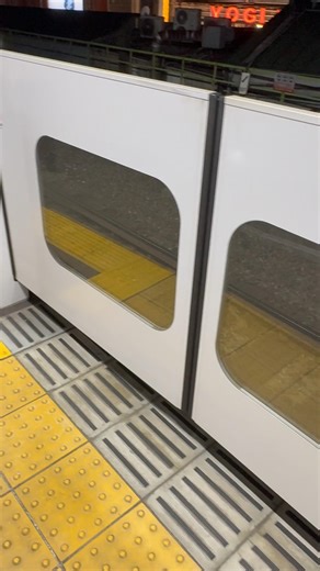 【代々木駅】一体何の違い？ホームドア2種類並んでる#jr東日本#代々木