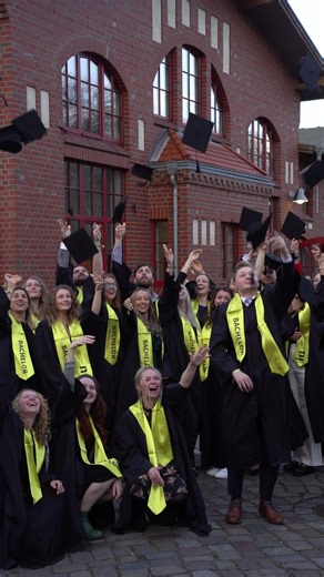 Die letzten Arbeiten sind abgegeben und nun heißt es: im kommenden Semester erneut durchstarten! 🤓 Als kleine Motivation geben wir Euch Einblicke in die Graduierungsfeier unserer ehemaligen Studierenden! 😍🎓 🎉 Wir gratulieren allen Absolvierenden der IU Internationalen Hochschule und wünschen ihnen alles Gute! 😉 Und in welchem Semester seid ihr? #iu #internationalehochschule #feiern #graduierung #studierende #absolventen #done #abschluss #bachelor #zukunft #freude #spaß #study #studytok