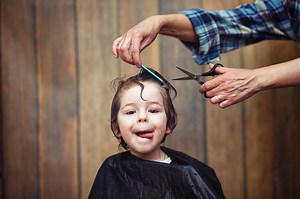 Haare schneiden für Kinder: Tipps und Anleitung für den Kinderhaarschnitt