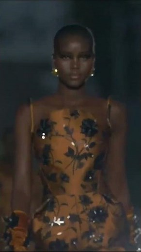 defile VERSACE automne hiver 2023 2024 robe du soir fêtes de fin d'année
