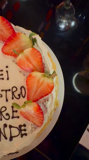 Caffè Mokambo on Instagram: "A te che sei… Il mio grande amore: Torta crêpes ❤️ L’alternativa irresistibile 😍 Morbida come una nuvola ☁️ E se rimane il bis… non dispiace a nessuno 😌 Come tutte le nostre torte evento, puoi personalizzarla con scritte, decorazioni e farcitura. Questa commissione era con ricotta e la nostra golosa crema Mokambo 🤍 Perfetta per compleanni, occasioni speciali o semplicemente per chi ama stupire a tavola 🎂 📍 P.zza Vittorio Emanuele II (S. Croce Camerina) 📍 Via De