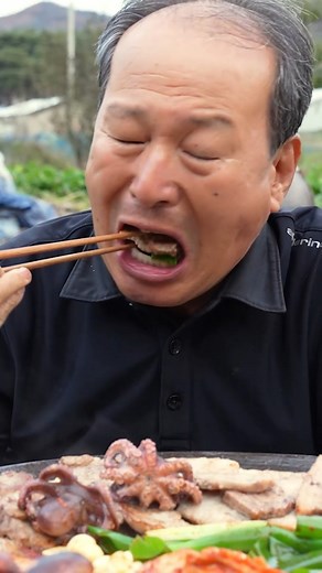 Grilling octopus with pork belly #Heungsamfamily #mukbang #asmr #cookingathome #koreanfood | Auriazul Família Mukbang