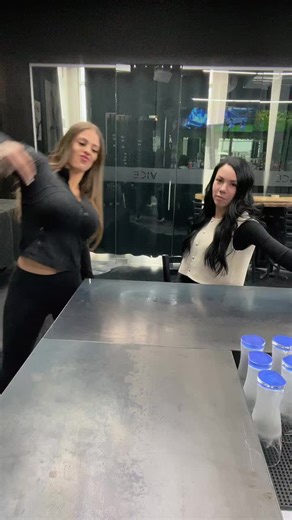 Quand le boss nous dit que ça prends pas 2 personnes pour une seule tâche mais qu’on partage la même vibe 😂 @Bibiuty Esthetique Sherbrooke @the_Vice_bar #sherbrooke #humour #crazybitch #fyp #sofreshandsoclean