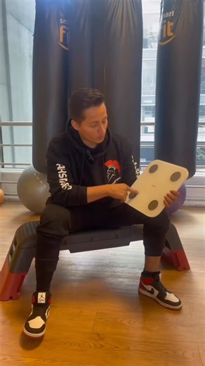 Yeisson Ortiz Alfaro on Instagram: "El peso sube y baja… pero tu esfuerzo se queda 💪 No te obsesiones con la báscula, enfócate en crear un cuerpo fuerte y saludable. El cambio real no siempre se mide en kilos. #personaltrainer #colombia🇨🇴 #resultados #motivation #pesos"