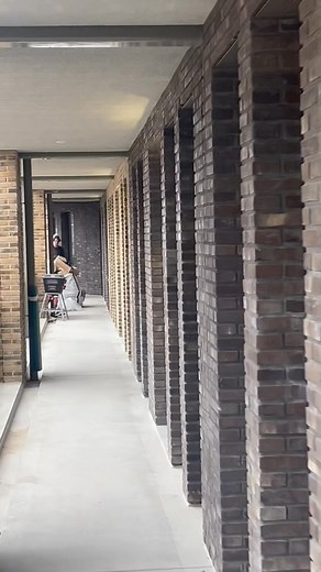 Bouwvakkers draaien mijn muziek bij oplevering van ons nieuwbouwappartement. TROTS | Willem en Tonnie barth