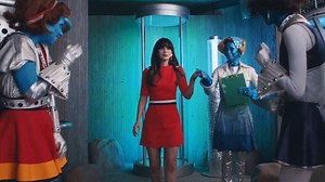 Aliens mix-up Zooey Deschanel, Katy Perry in new music video