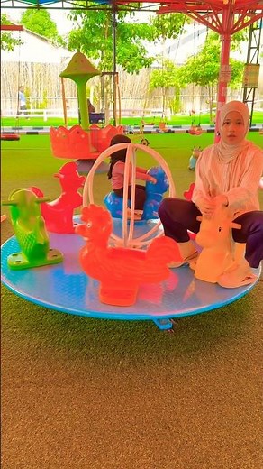Kakak naik kuda dan adik naik lumba-lumba yang berputar