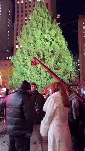 Thank you for letting me light up the tree, ‪@NBC‬ ! 🎄 Too much fun with all my friends in NYC ❤️🚕