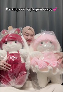 Take time, take patience… and in every tiny stitch, there’s love woven in. Nothing is rushed, nothing is instant. but that’s what makes it special. Handmade, slowly and sincerely 💕🐰 #crochet #crochetersoftiktok #packingorders #kenshuseijapan🇮🇩🇯🇵🎌 #tokuteginou🇲🇨🇯🇵
