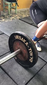 ✨UESAKA 初代槓片✨ 像是一組稀有珍品，已在台灣的舉重室使用了超過25年的槓片、槓鈴，依然毫無破損！微微掉漆以及生鏽的鐵盤，換來的是多少頂尖的選手🏋🏼‍♀️ 感謝台灣小將們配合拍攝🎬 努力朝冠軍寶座邁進！ がんばって ！！💪🏻 #UESAKA #Weightlifting #Barbells #Bumperplates #舉重健身 #UesakaBarbells台灣駿陞國際 | Uesaka Barbells 台灣-駿陞國際