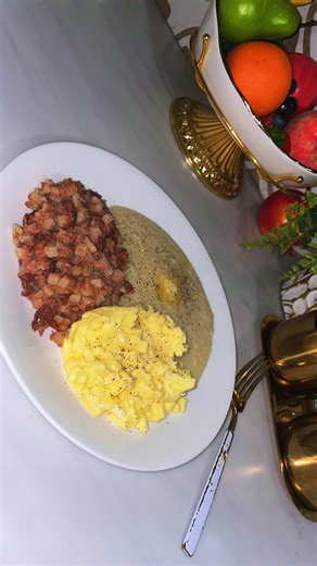 Yall Still Eat Corn Beef Hash?👀 #fyp #cornbeefhash #grits #cheeseeggs #breakfastideas