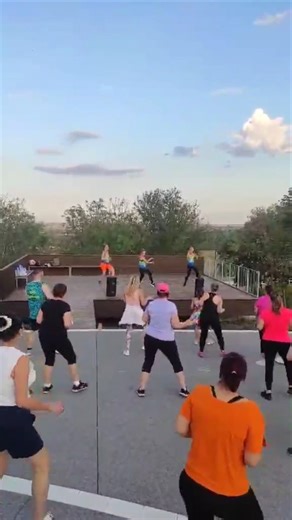 11K views · 39 reactions | Szülinapi meglepetés és tánc a fehérvári naplementében Cikkünk: https://tinyurl.com/27adk2sp | feol.hu | Facebook