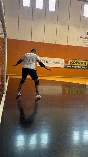 How to defend diagonal kicks? Tips for futsal goalkeepers #gk #futsal
