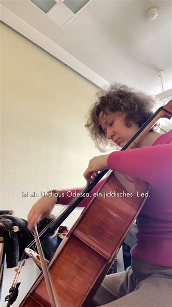 Morgen erwartet euch ein ganz besonderes musikalisches Erlebnis in der Weimarhalle! Freut euch auf das beeindruckende Zusammenspiel des Hochschulorchesters mit talentierten Solist*innen. Ildikó Szabó wird das zweite Cellokonzert von Dmitri Schostakowitsch spielen und gibt euch hier einen kleinen Einblick, warum das Werk für sie so besonders ist. Auch Tschaikowskys berühmte „Pathétique“ ist Teil des Konzertprogramms, genauso wie das Schlagzeugkonzert „Speaking Drums“ des zeitgenössischen Komponis