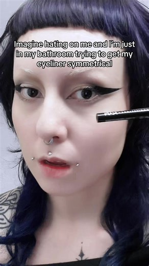Perfecting Eyeliner Symmetry Techniques for Beginners
