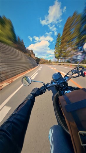 There’s something addictive about the way a Honda sounds at speed, the road rushing past, the world turning into streaks of colour, and the ride becoming the only thing that matters. With the tank tail bag holding tight on the tank, it’s just you, the machine, and that perfect stretch of tarmac ahead. Video : @adamlfoto #tripmachine #tripmachinecompany | Trip Machine